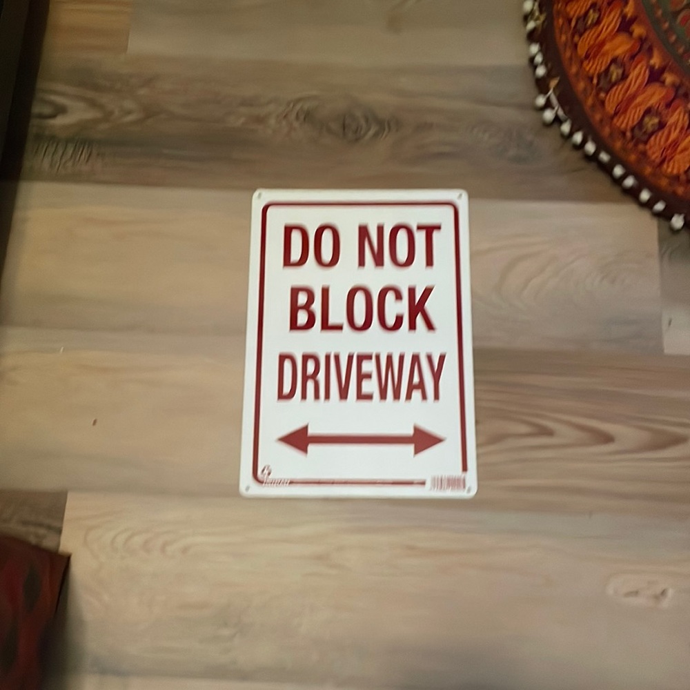 Don’t block driveway sign
